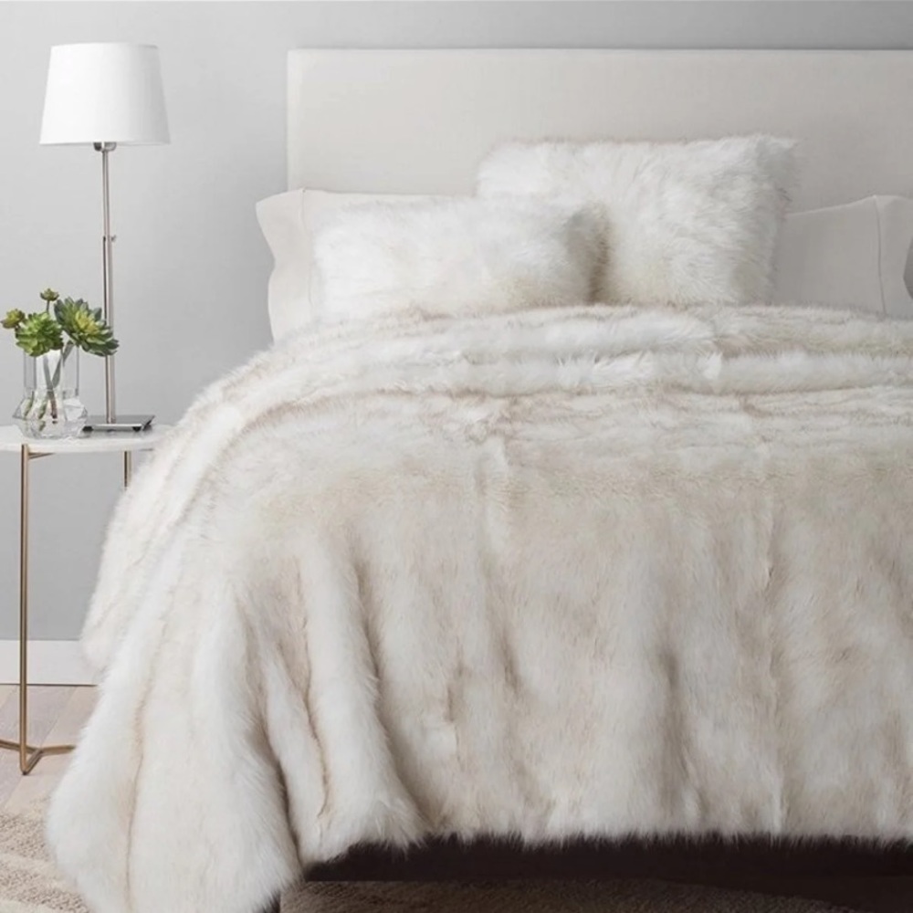 Like new UGG fur bedspread QUEEN size